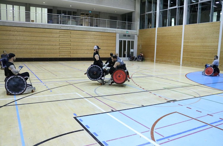 Definitiv kein Sport für schwache Nerven: die Wheelchair-Rugbyspieler der Fighting Snakes (links David Amsler, rechts Peter Roos). Foto Fabienne Wey
